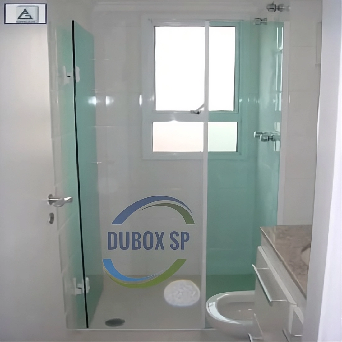 Box de vidro verde com porta de abrir Box de vidro verde com porta de abrir