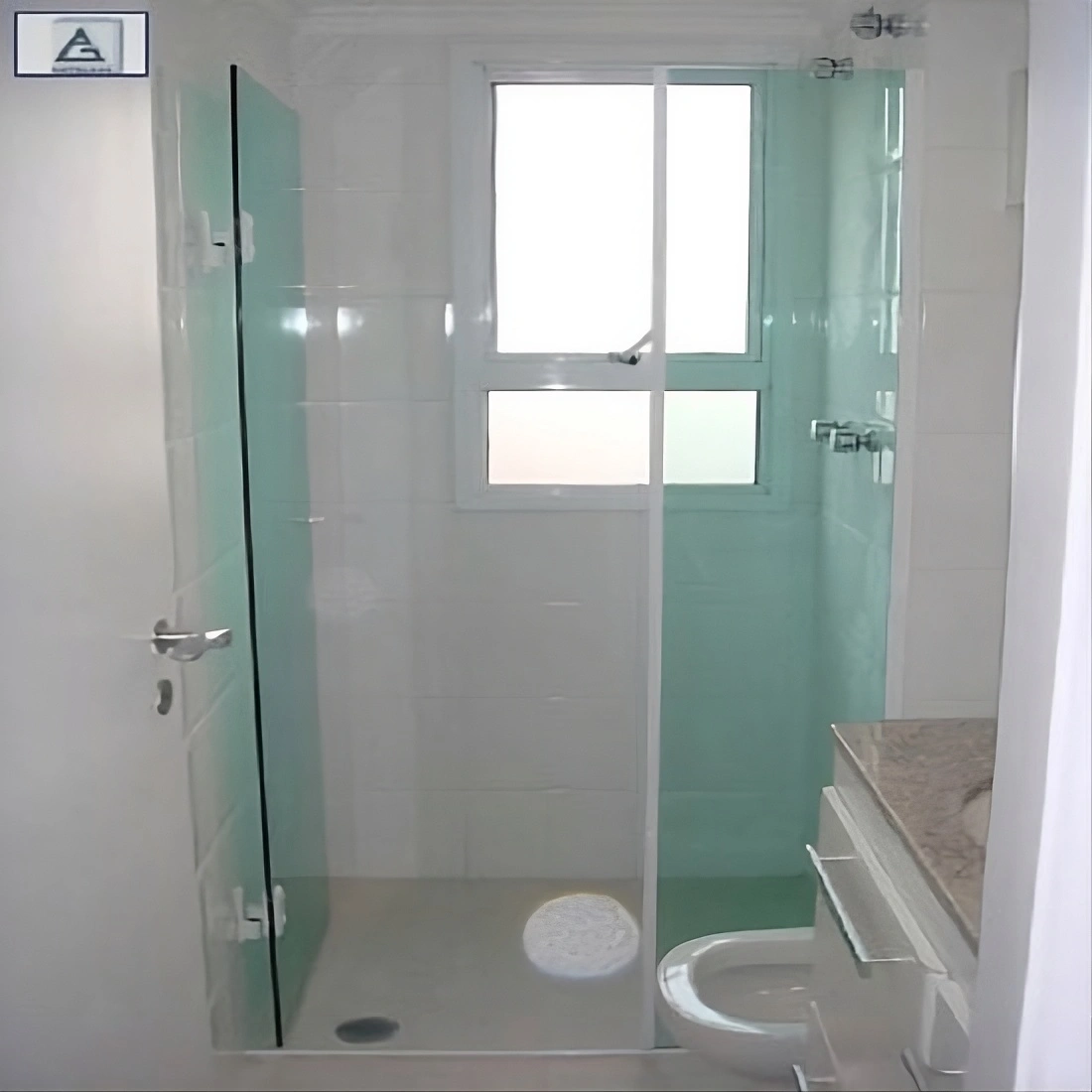 Box de vidro verde com porta de abrir Box de vidro verde com porta de abrir