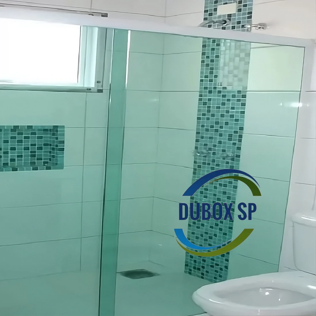 Box para banheiro com vidro verde de correr
